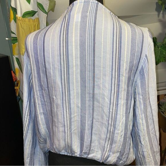 AMERICAN Eagle Outfitters lightweight gauze feel v neck crop with tie - Picture 3 of 10